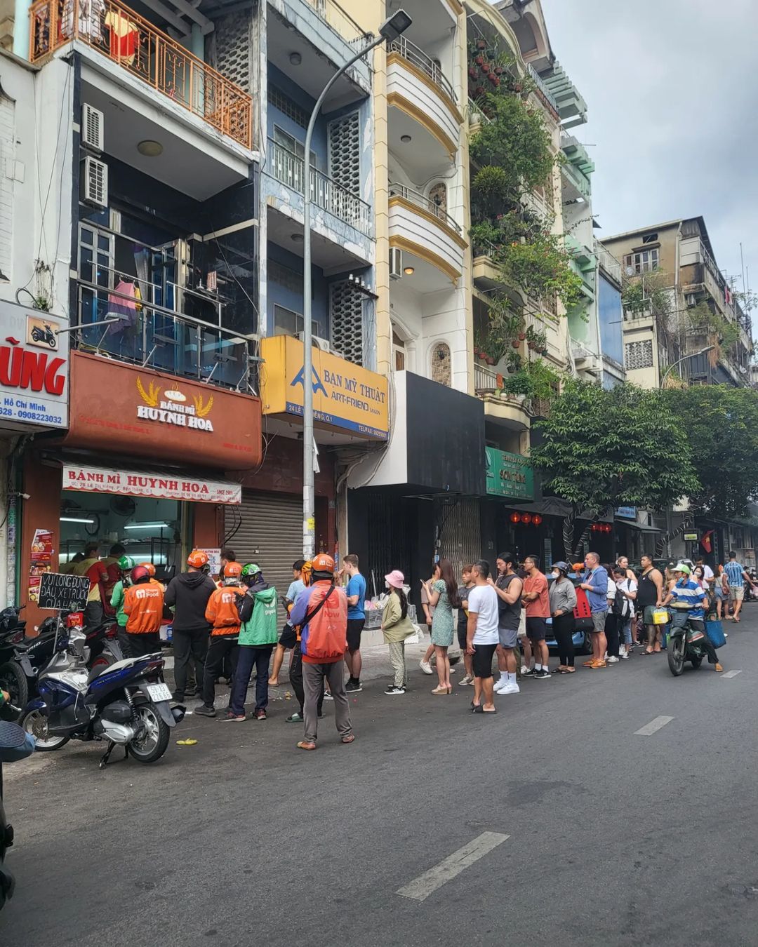 Queue of people outside Bánh Mì Huỳnh Hoa in Ho Chi Minh City - Source: Banh Mi Huynh Hoa