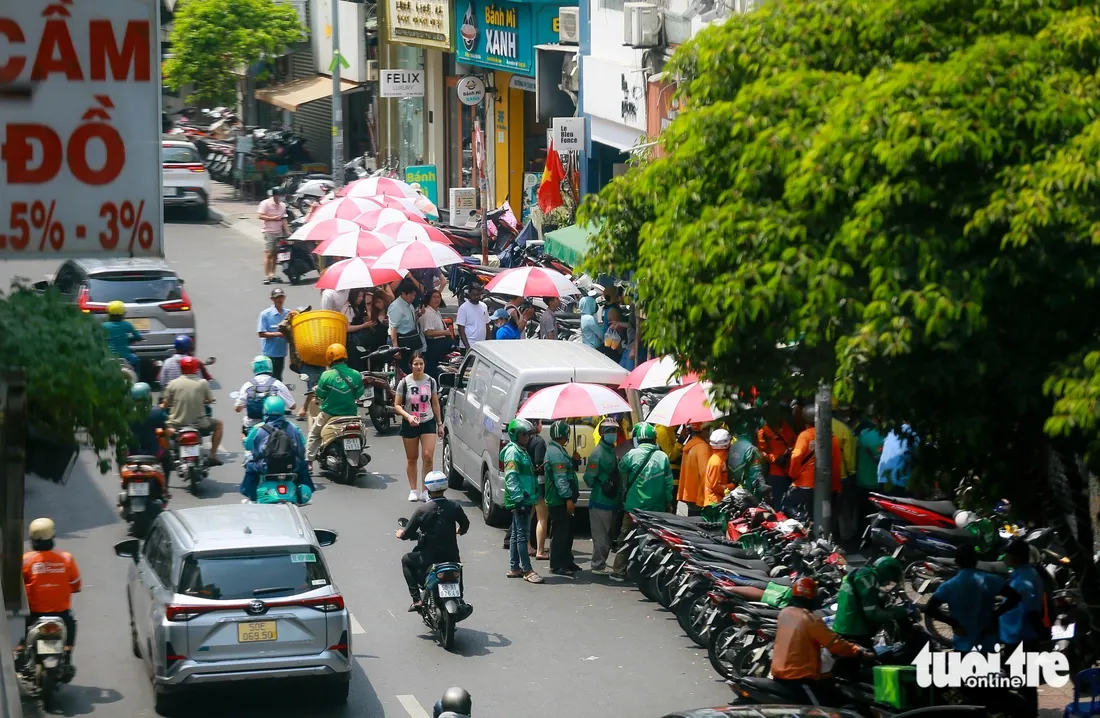 Queue of people outside Bánh Mì Huỳnh Hoa in Ho Chi Minh City - Source: Lê Phan (Báo Tuổi Trẻ)